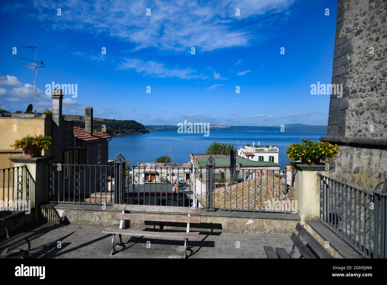 Vue panoramique sur Anguillara Sabazia, ville médiévale surplombant un lac dans la province de Rome. Banque D'Images