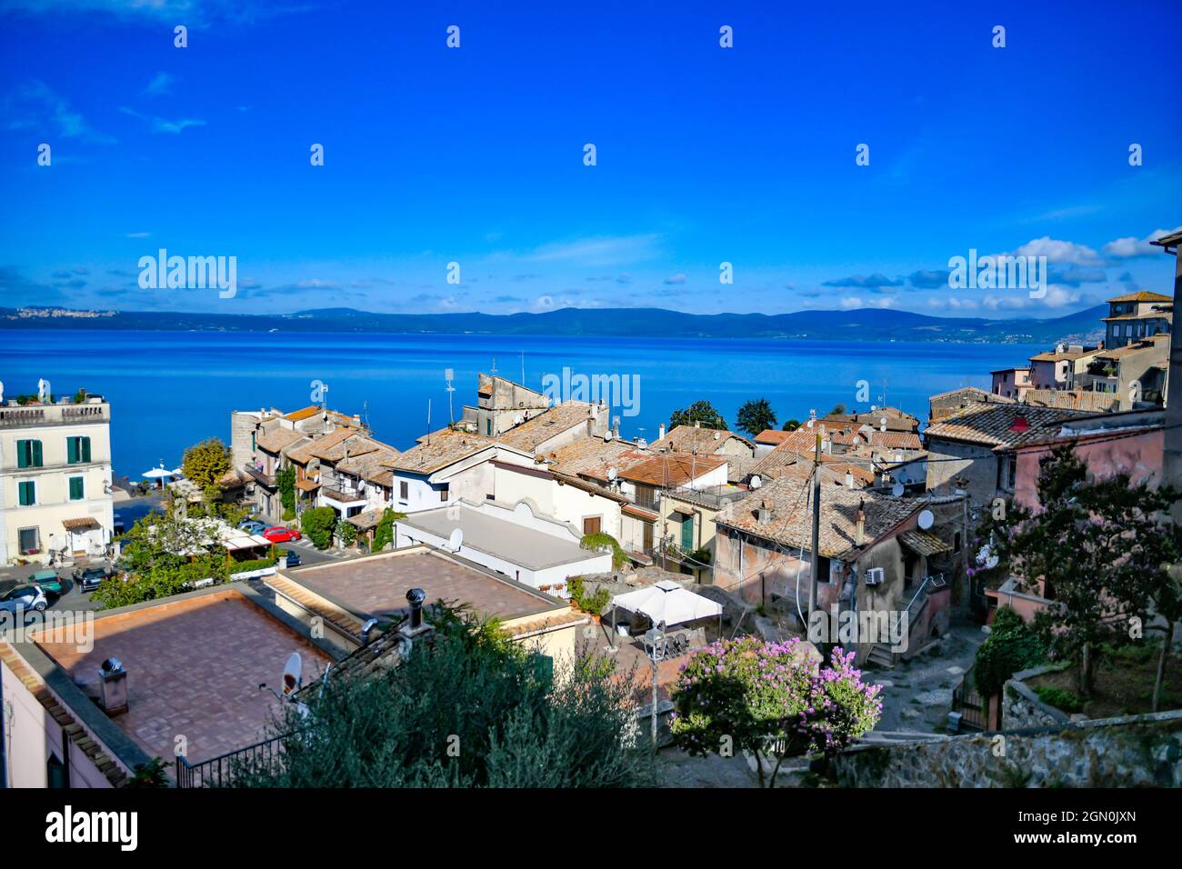 Vue panoramique sur Anguillara Sabazia, ville médiévale surplombant un lac dans la province de Rome. Banque D'Images