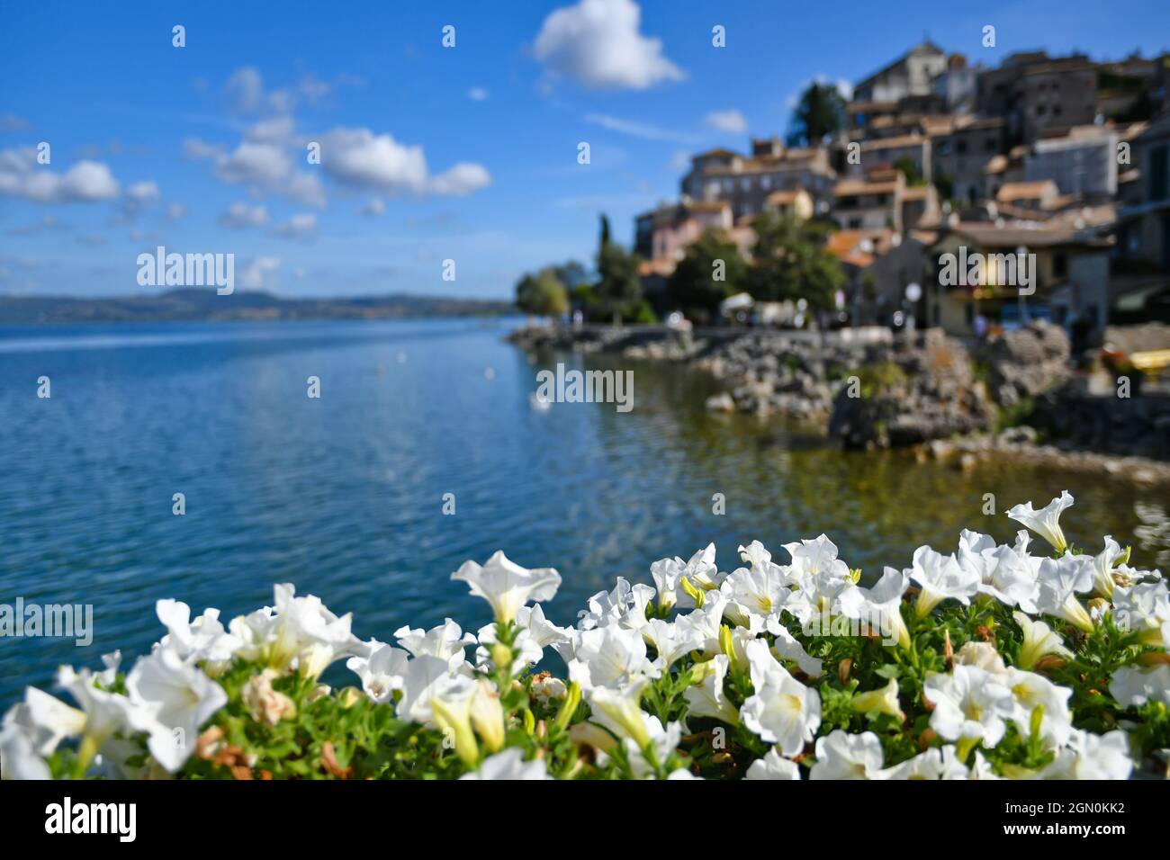 Vue panoramique sur Anguillara Sabazia, ville médiévale surplombant un lac dans la province de Rome. Banque D'Images