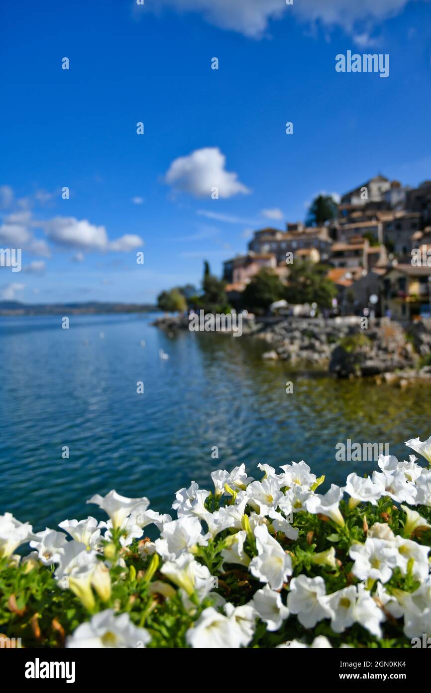 Vue panoramique sur Anguillara Sabazia, ville médiévale surplombant un lac dans la province de Rome. Banque D'Images