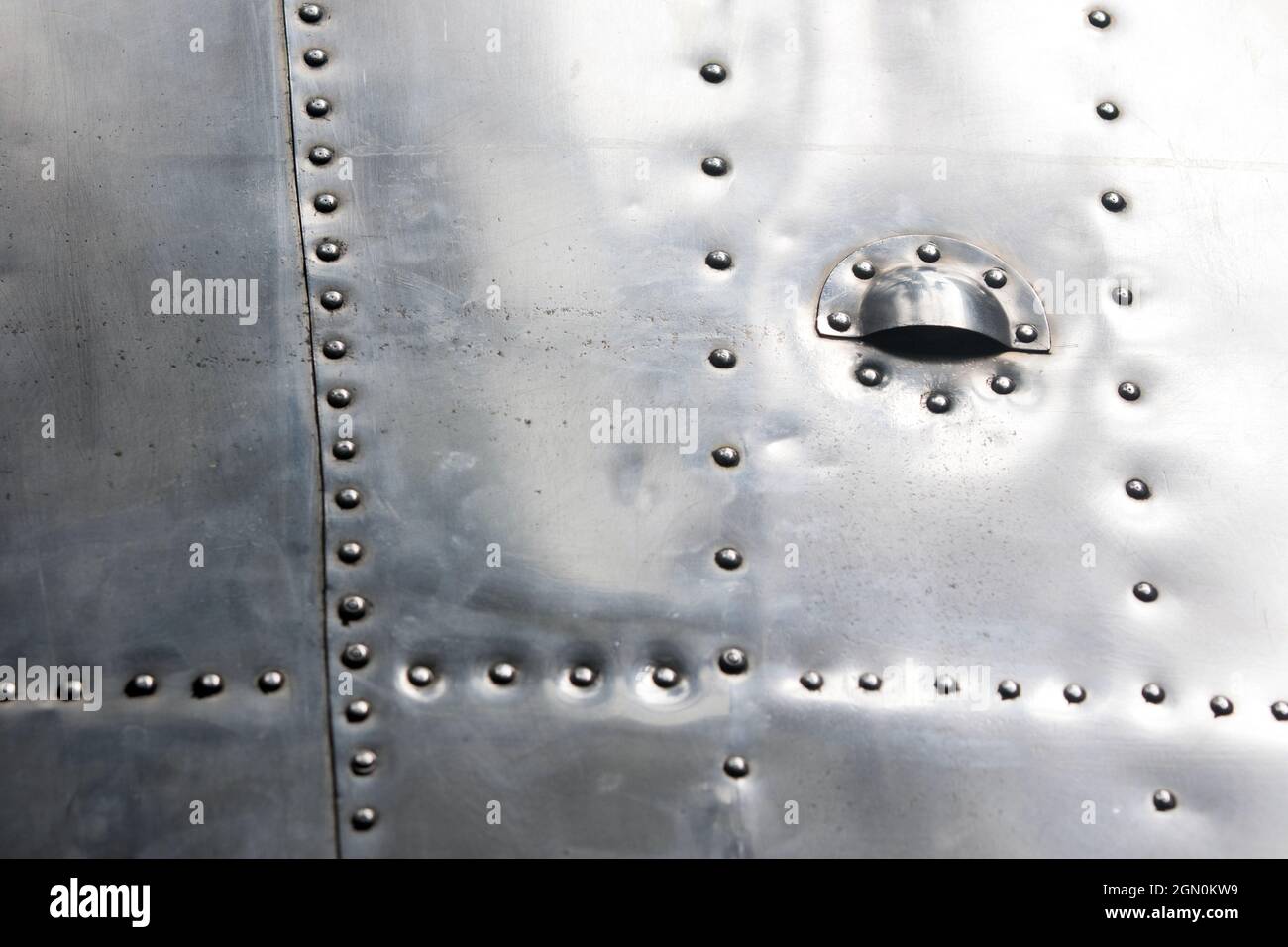 Fuselage d'avion métallique argent brillant Banque D'Images