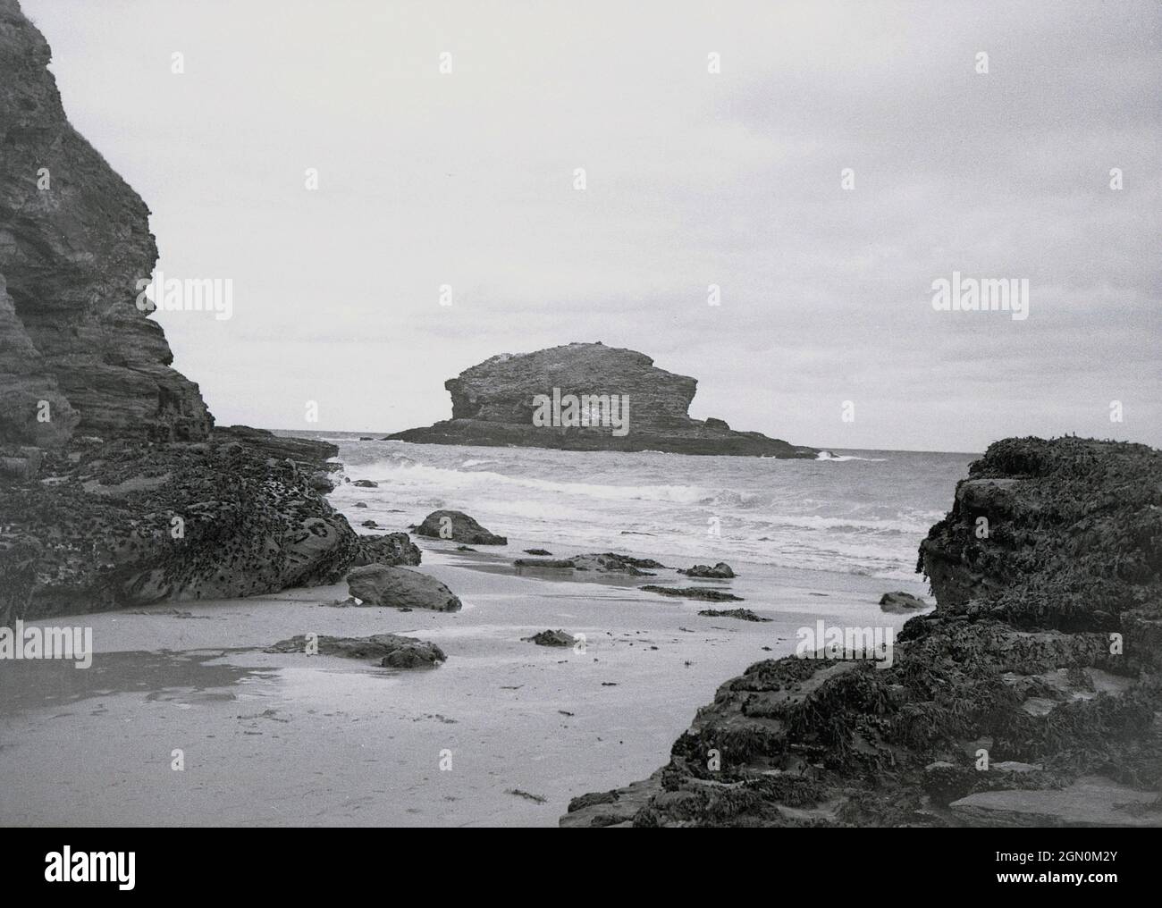 Années 1950, historique, une petite crique avec de grands rochers dans la mer à la fin de Land, Cornwall, à l'extrême sud-ouest de l'Angleterre, Royaume-Uni, célèbre pour son littoral sauvage et spectaculaire de rochers de granit sur l'océan Atlantique. Banque D'Images