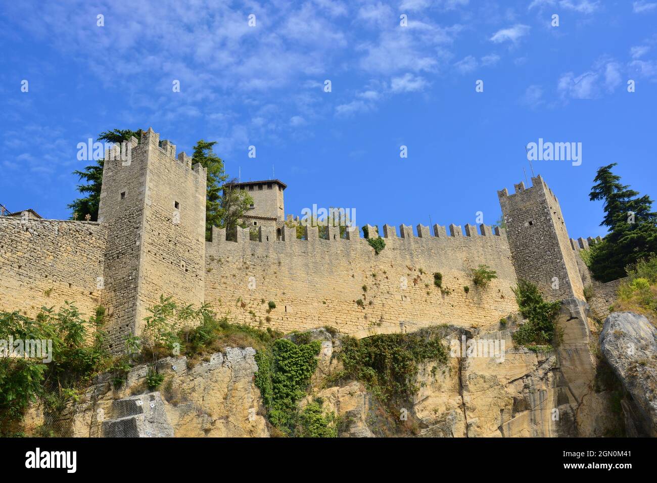 République de Saint-Marin, Città di Saint-Marin-Prima Torre. Un aperçu de la première Tour, également connue sous le nom de Guaita ou Rocca, depuis le parc Campo Bruno Reffi. Banque D'Images