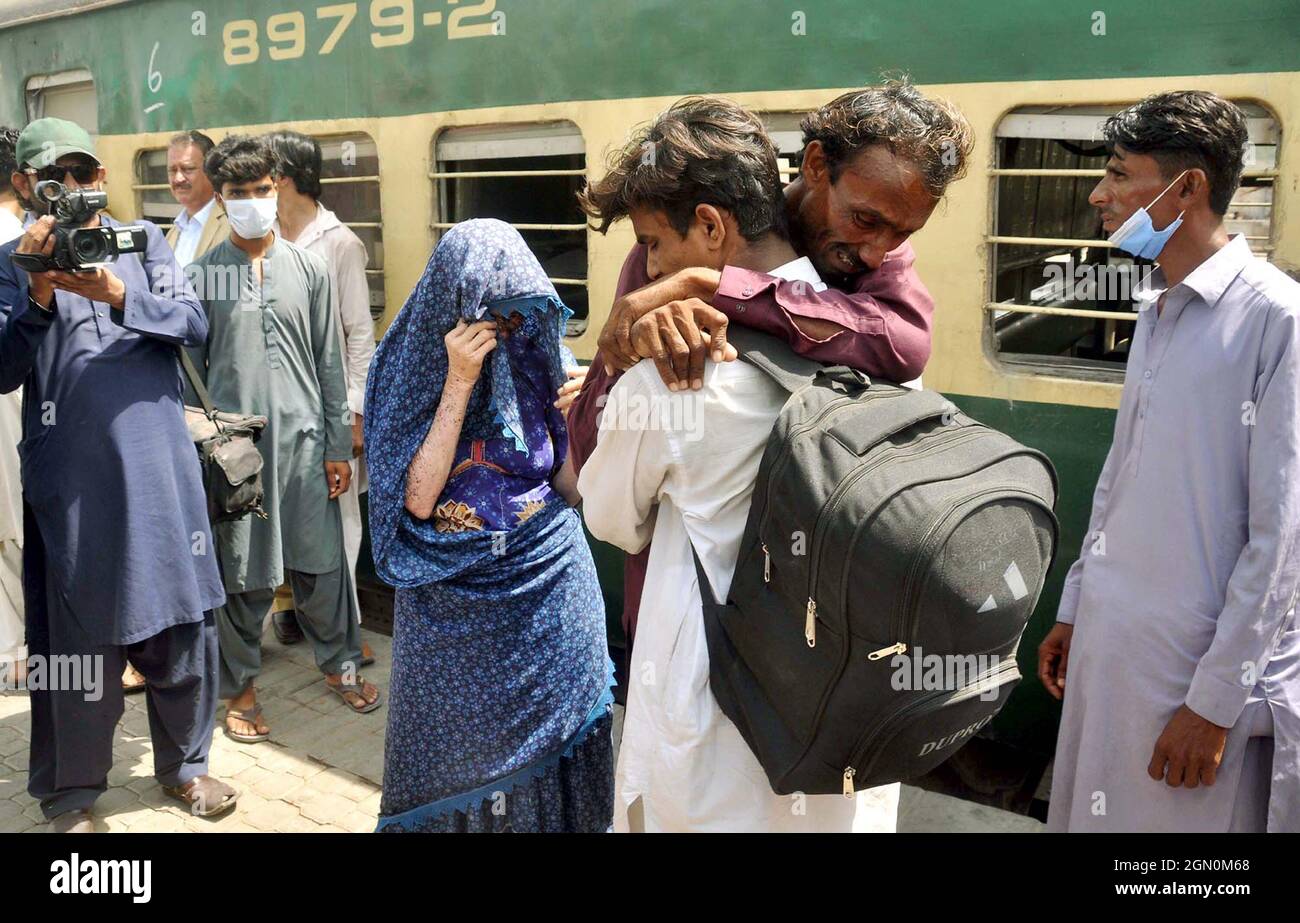 Parents et membre de la Fondation Edhi recevant la libération de Bhagchand dix-sept ans après trois ans de la prison de Jaisalmer (Inde) comme sa mère Aaso Devi l'accueillant à son arrivée à la gare de Hyderabad le mardi 21 septembre 2021. Transfert officiel indien à la frontière de Wagha lundi, il a arrêté le 2019 janvier au cours de la traversée de la frontière près de Khokrapar. Banque D'Images