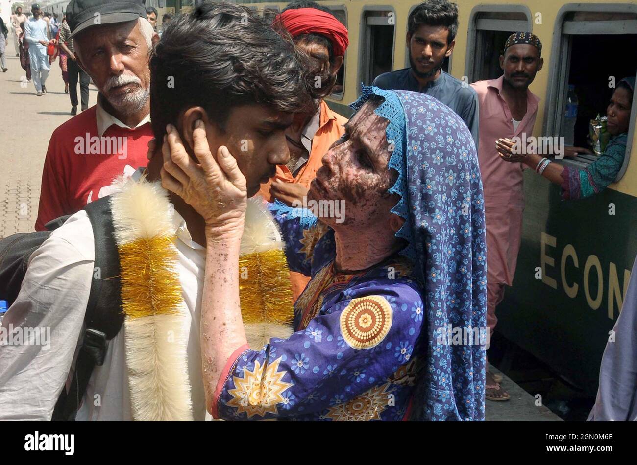 Parents et membre de la Fondation Edhi recevant la libération de Bhagchand dix-sept ans après trois ans de la prison de Jaisalmer (Inde) comme sa mère Aaso Devi l'accueillant à son arrivée à la gare de Hyderabad le mardi 21 septembre 2021. Transfert officiel indien à la frontière de Wagha lundi, il a arrêté le 2019 janvier au cours de la traversée de la frontière près de Khokrapar. Banque D'Images