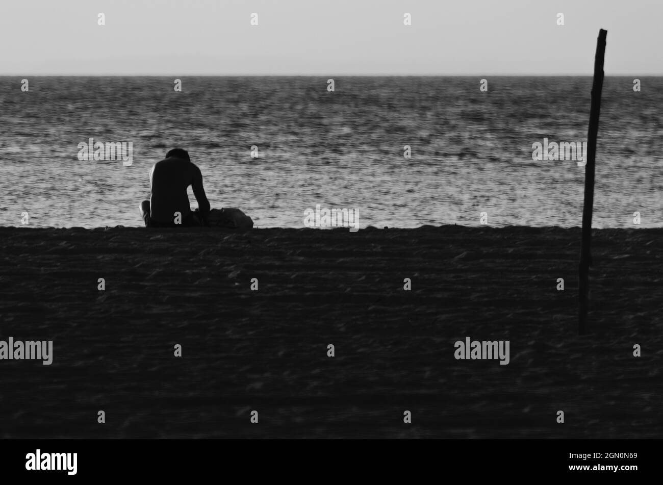 Salvador, Bahia, Brésil - 29 octobre 2015 : silhouette de gens profitant du coucher de soleil sur la plage de Ribeira à Salvador, Bahia. Banque D'Images