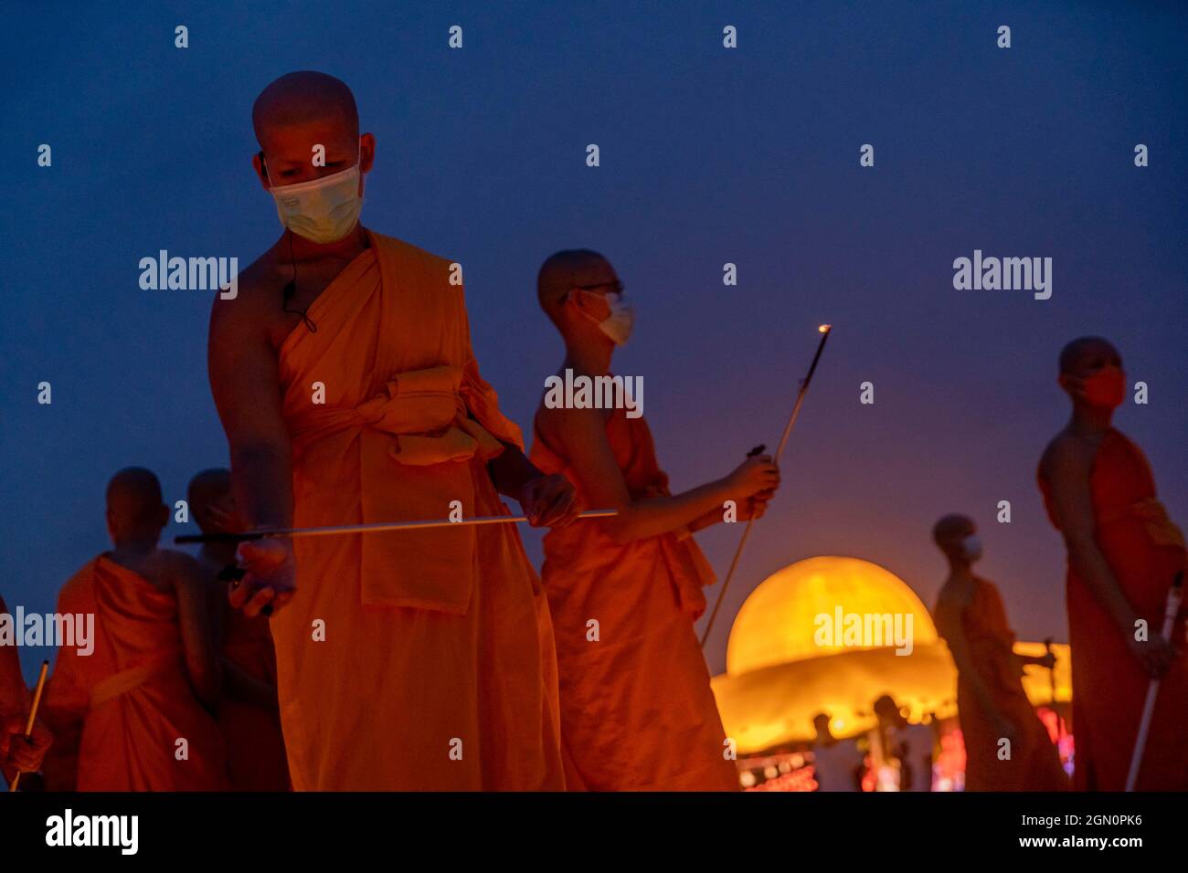 Patum Thani, Pathum Thani, Thaïlande. 21 septembre 2021. Wat Dhammakaya, connu pour sa construction unique de temple et sa doctrine spirituelle, a tenu une cérémonie pour marquer la Journée internationale de la paix, établie par les Nations Unies en 1981 comme un jour de cessez-le-feu et de non-violence. Le temple a organisé une exposition de plus de 200,000 bougies et lumières LED pour former des motifs visibles depuis le ciel représentant diverses étapes de la vie du maître de méditation tardif du temple, Luang pu Sodh Candasaro. Des milliers de personnes ont participé à distance à la cérémonie par appel zoom, avec leurs flux vidéo affichés sur l Banque D'Images