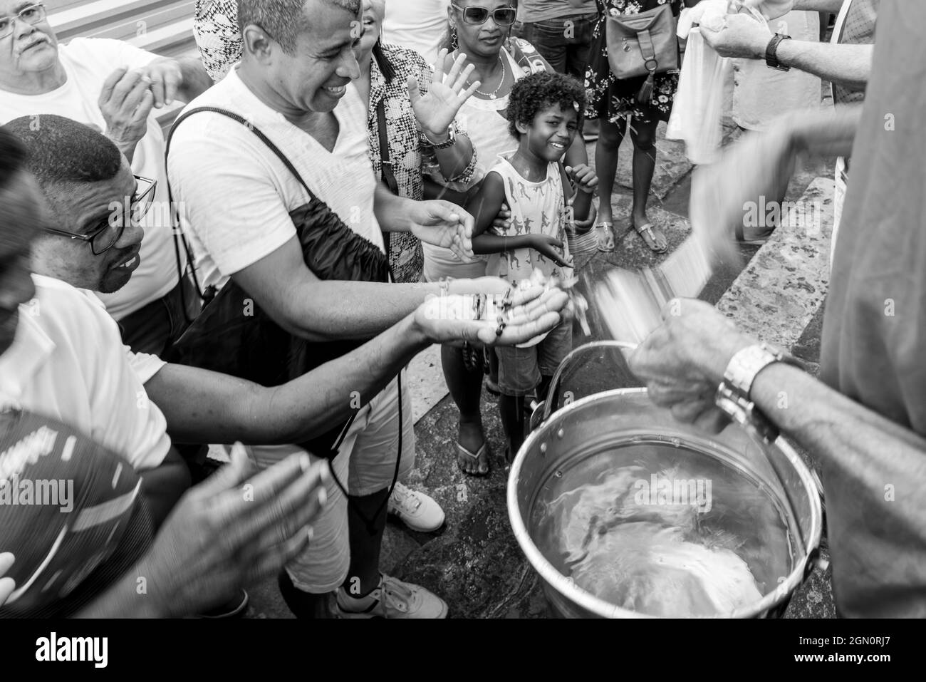 Salvador, Bahia, Brésil - 28 décembre 2018 : les fidèles célèbrent le dernier vendredi de l'année à l'église Senhor do Bonfim. Banque D'Images