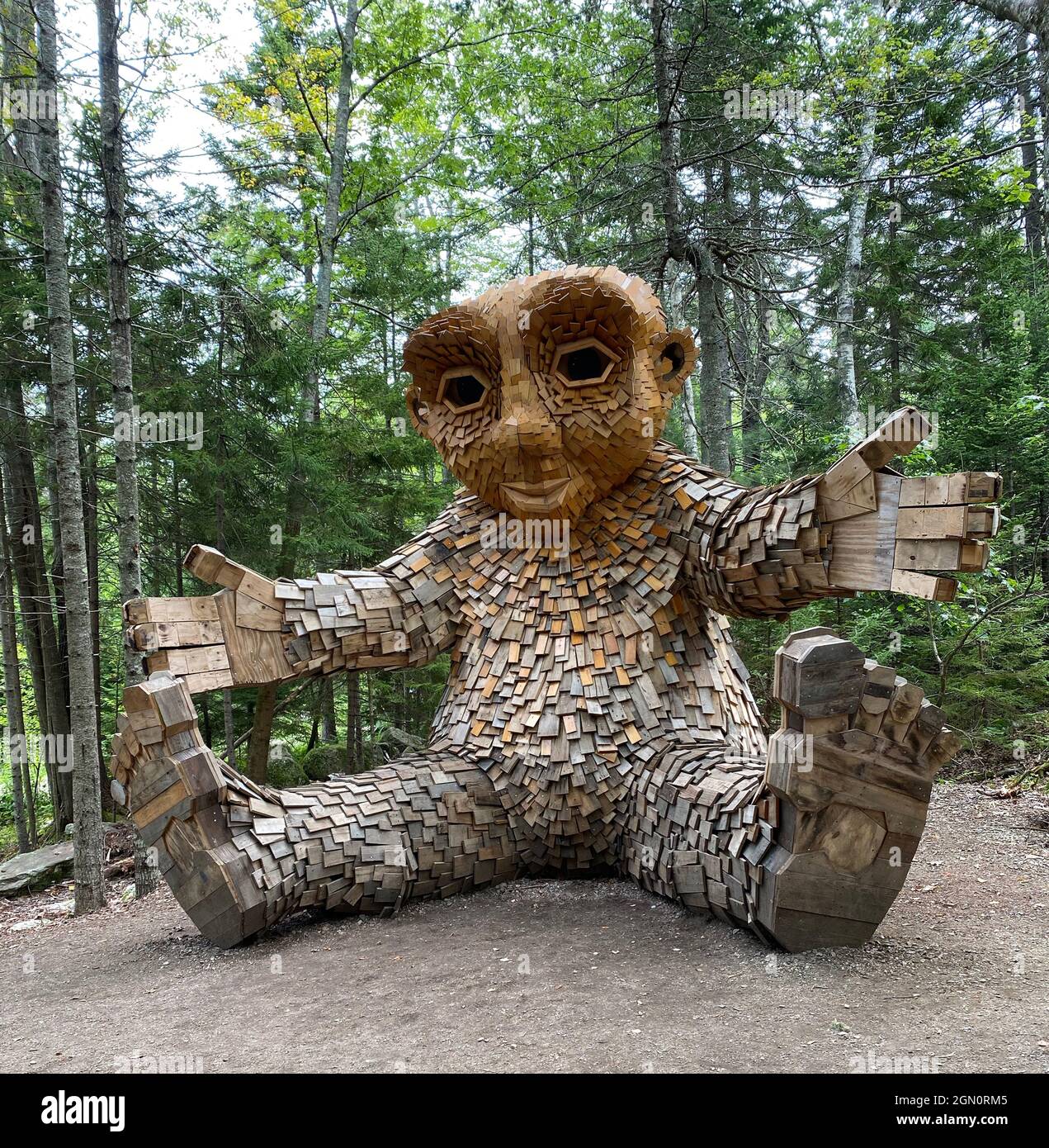 Leija est l'un des cinq trolls des jardins botaniques côtiers de Boothbay, Maine. Elle est le bébé troll (seulement 12 pieds de haut) et représente les fleurs de l'arbre. L'artiste est Thomas Dambo, et il fabrique, tous à partir de matériaux recyclés, la tête, les mains et les pieds dans son studio de Copenhague, au Danemark. Il les expédie ensuite partout où ils vont dans le monde. Une fois dans leur « maison », les matériaux recyclés sont rassemblés pour fabriquer les corps. Pour les jardins du Maine, environ 750 palettes ont été utilisées. Banque D'Images