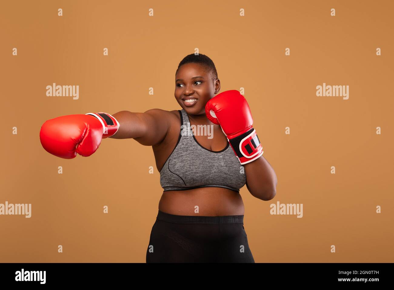 Femme ronde boxe Banque de photographies et d'images à haute résolution -  Alamy