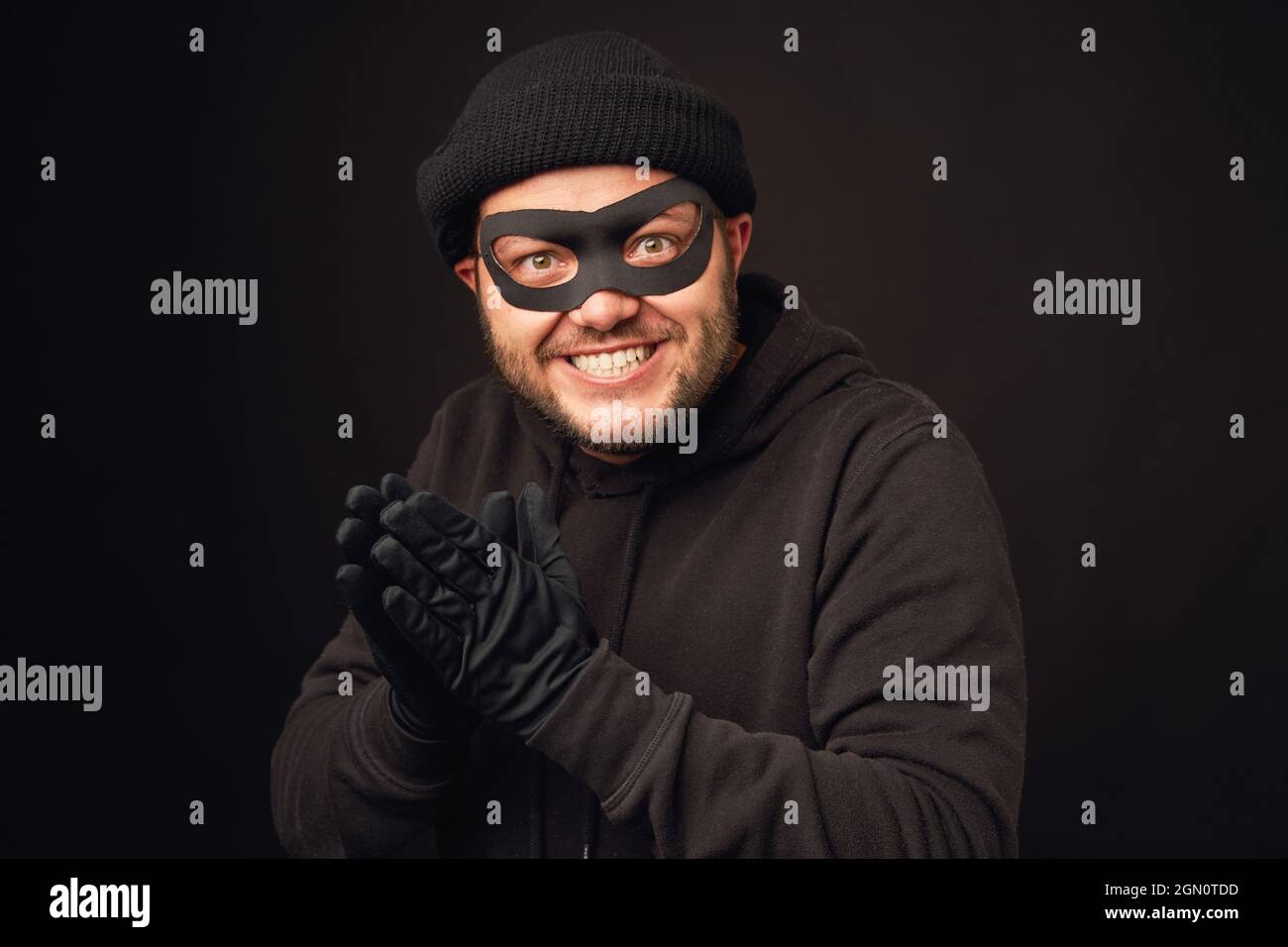 Portrait du voleur de funnu avec masque sur le dos sombre Banque D'Images