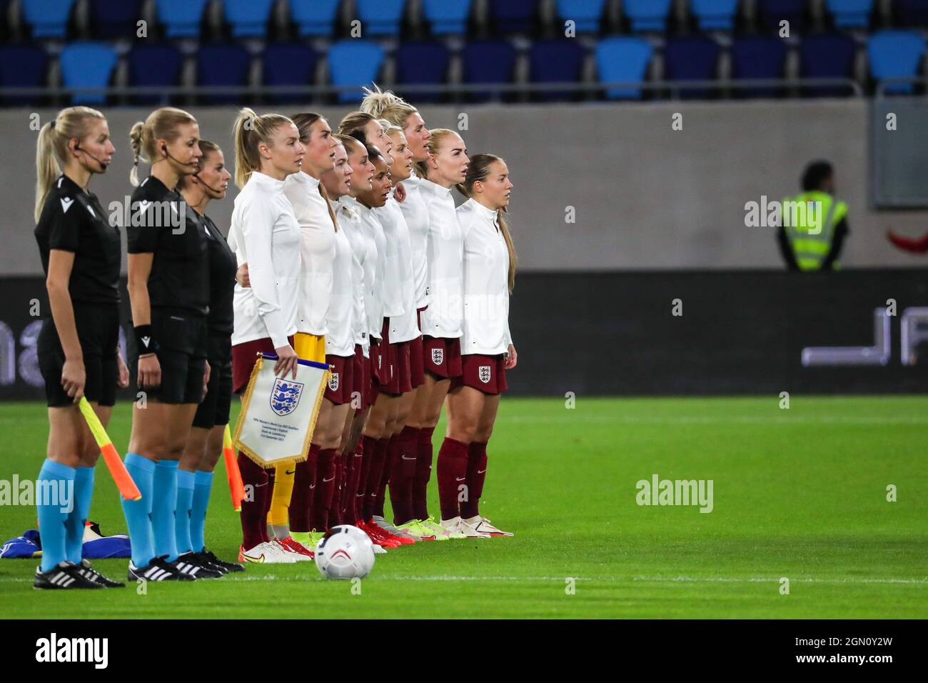 Luxembourg, Luxembourg. 21 septembre 2021. L'équipe d'Angleterre pendant l'hymne national avant le match de qualification de la coupe du monde des femmes de la FIFA 2021 entre le Luxembourg et l'Angleterre au Stade de Luxembourg, Luxembourg. Crédit: SPP Sport presse photo. /Alamy Live News Banque D'Images