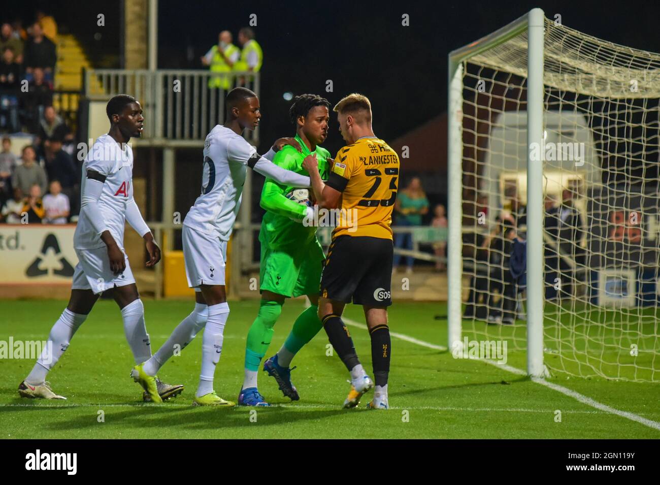 Jack lankester (23 cambridge united) soutient avec le gardien de but Josh Oluwayemi (59 Tottenham) lors du Papa Johns League Trophée Cambridge United / Tottenham U21 au stade Abbey-Angleterre Banque D'Images