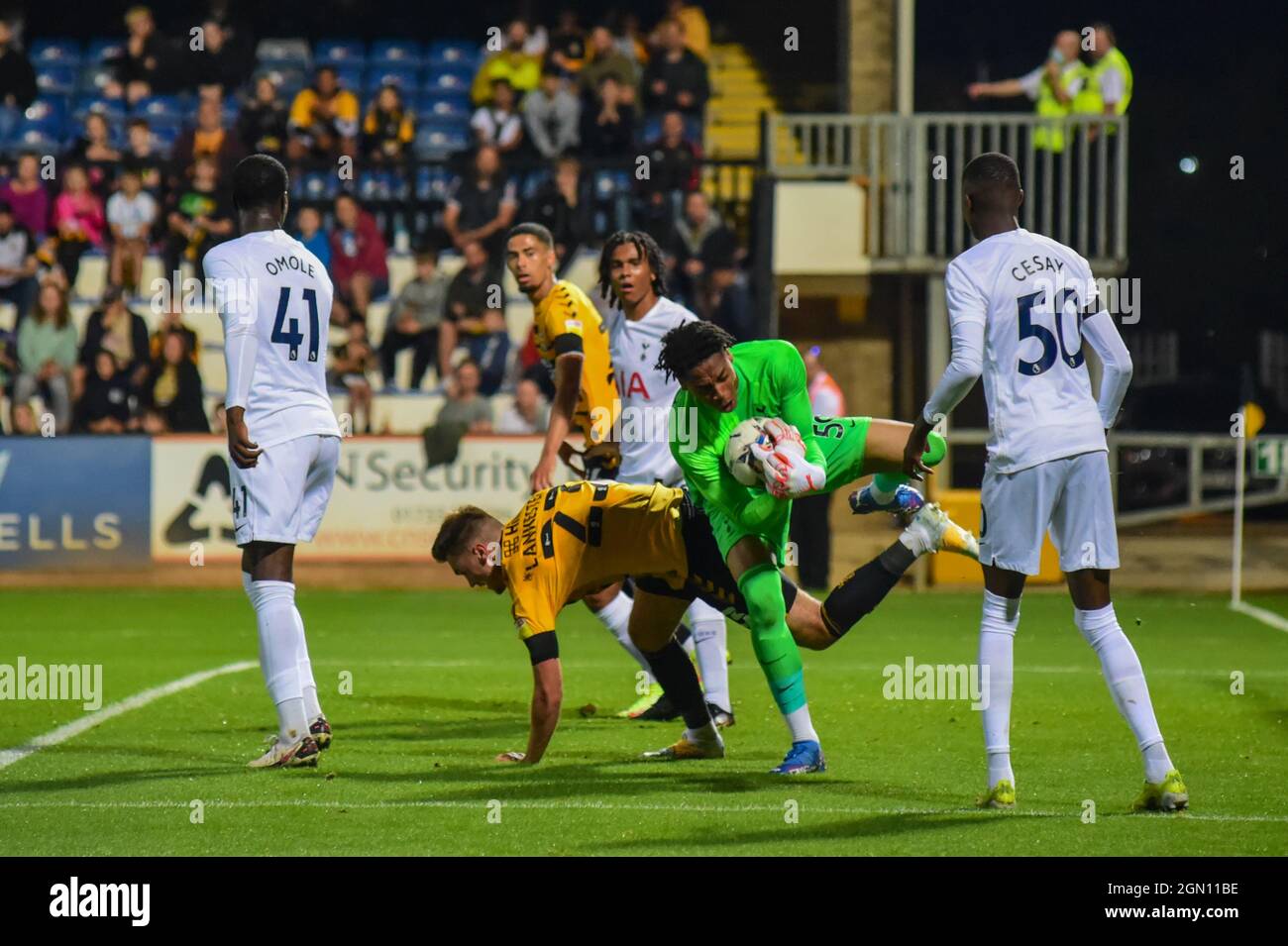 Le gardien de but Josh Oluwayemi (59 Tottenham) fait des économies lors du Papa Johns League Trophy Cambridge United contre Tottenham U21 au Abbey Stadium-England Banque D'Images