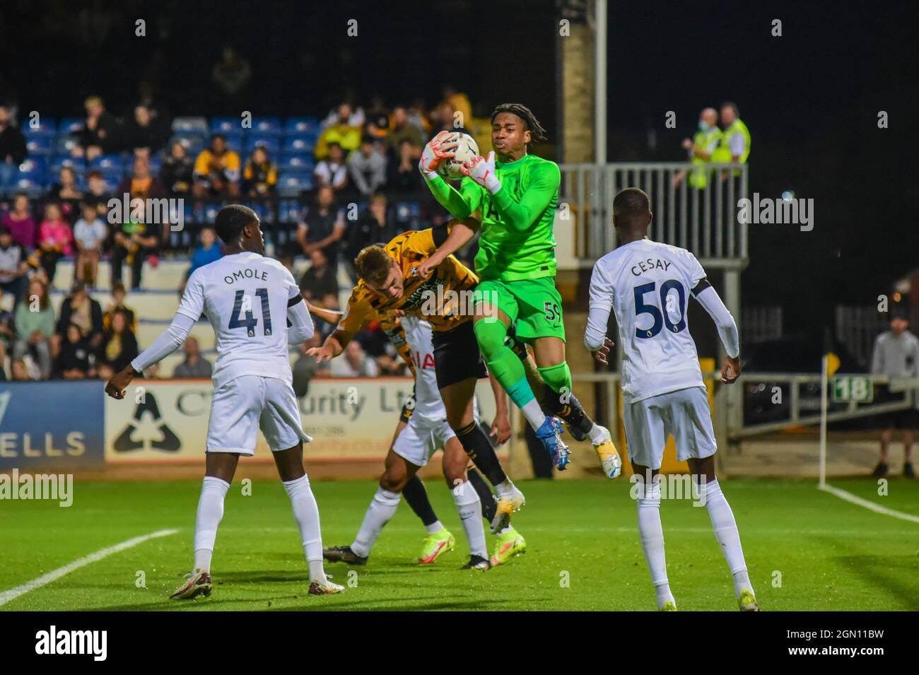 Le gardien de but Josh Oluwayemi (59 Tottenham) fait des économies lors du Papa Johns League Trophy Cambridge United contre Tottenham U21 au Abbey Stadium-England Banque D'Images