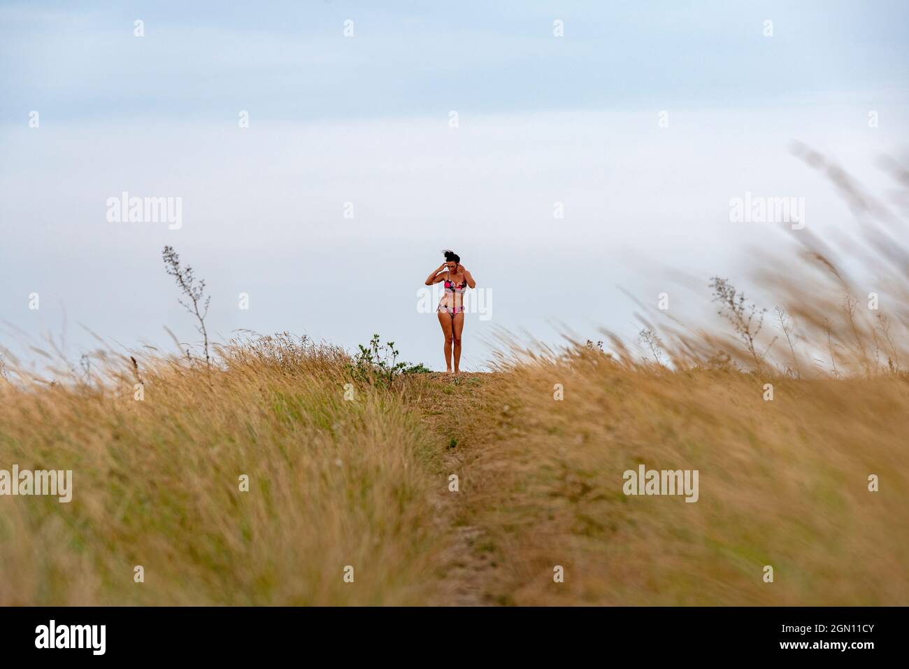 Femme sur une plage britannique portant un bikini Banque D'Images