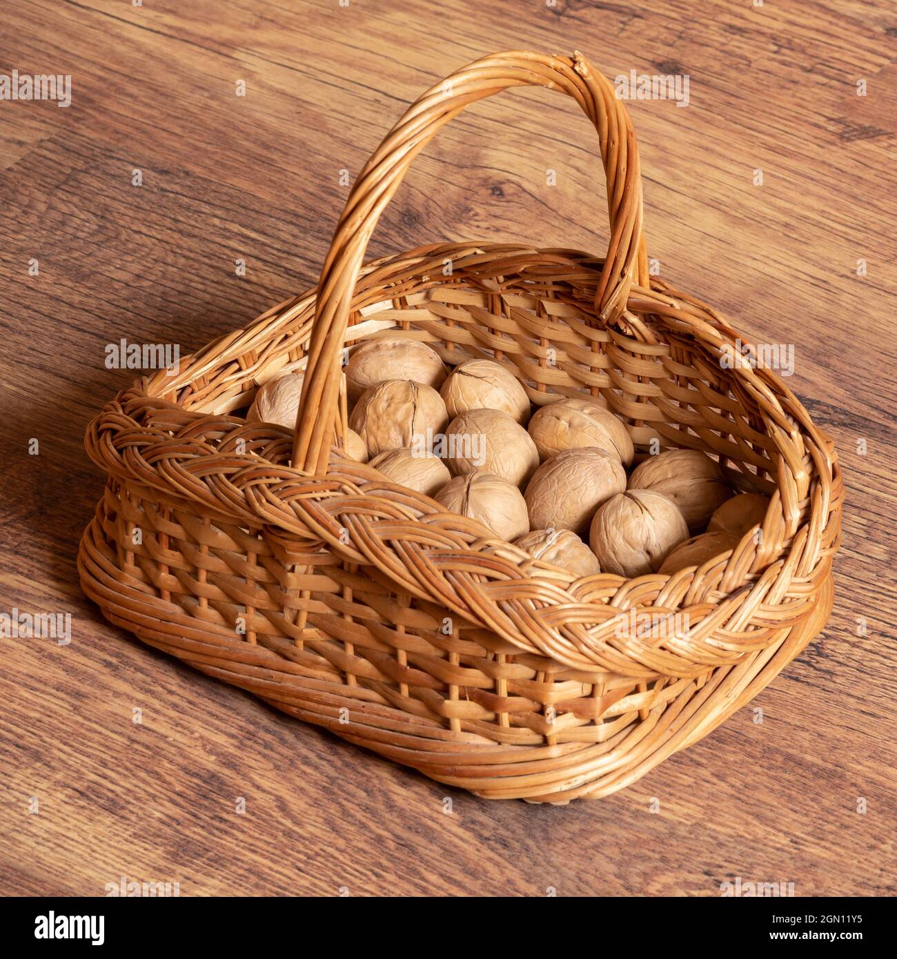 un panier en osier avec des noix se trouve sur le sol, dans la chambre en  gros plan Photo Stock - Alamy
