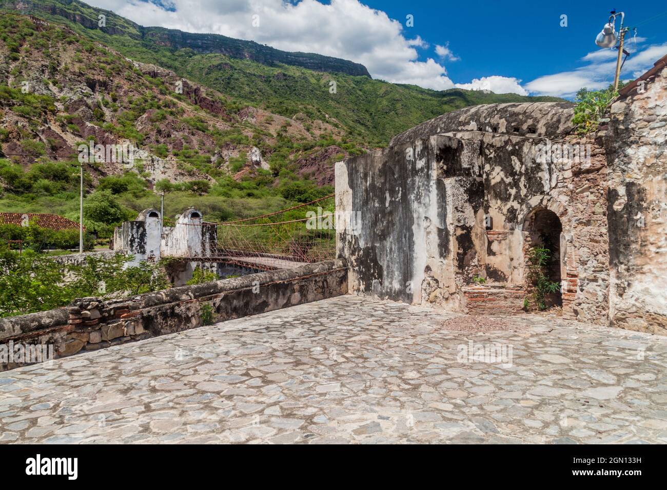 Pont dans le village de Jordanie dans le canyon de la rivière Chicamocha en Colombie Banque D'Images