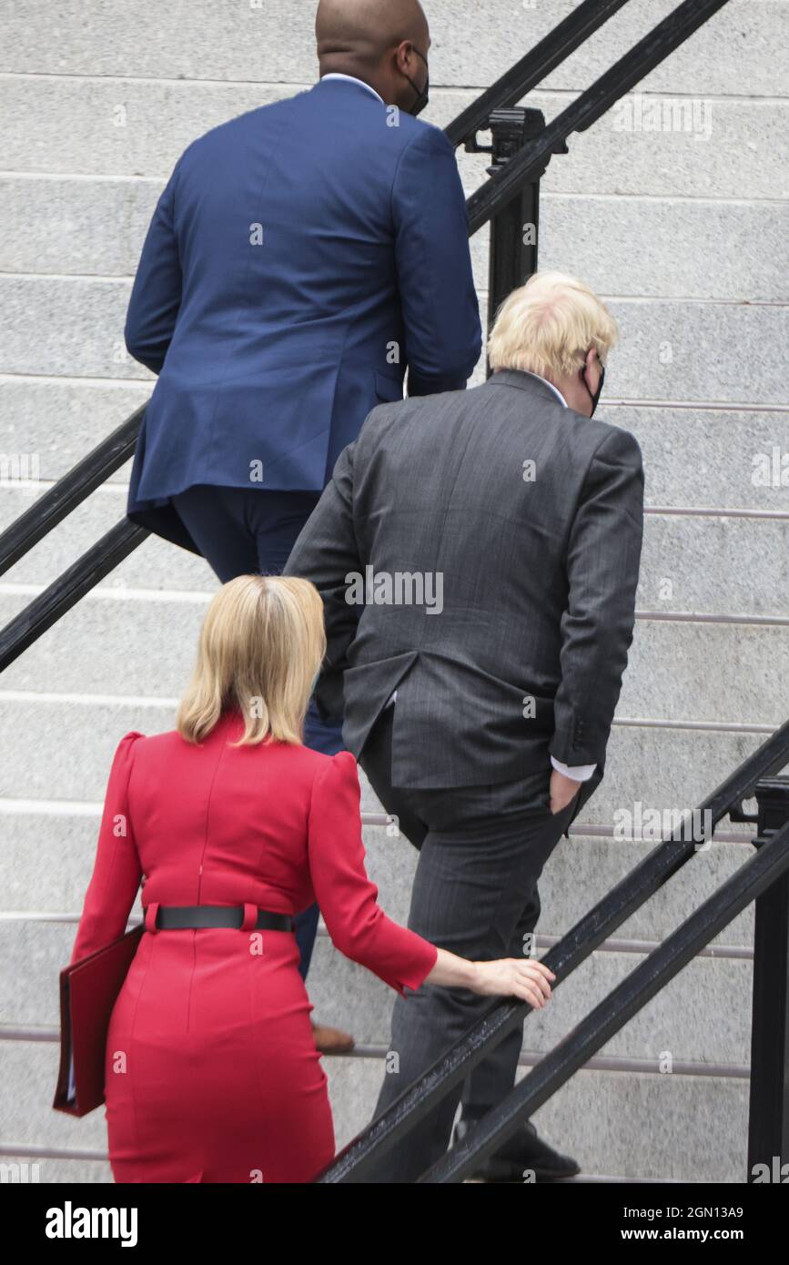 Chevy Chase, États-Unis. 21 septembre 2021. Le Premier ministre Boris Johnson (C) arrive au bureau exécutif d'Eisenhower avec le secrétaire aux Affaires étrangères Liz Truss pour rencontrer le vice-président Kamala Harris le mardi 21 septembre 2021 à Chevy Chase, DC. Photo de piscine par Oliver Contreras/UPI crédit: UPI/Alay Live News Banque D'Images