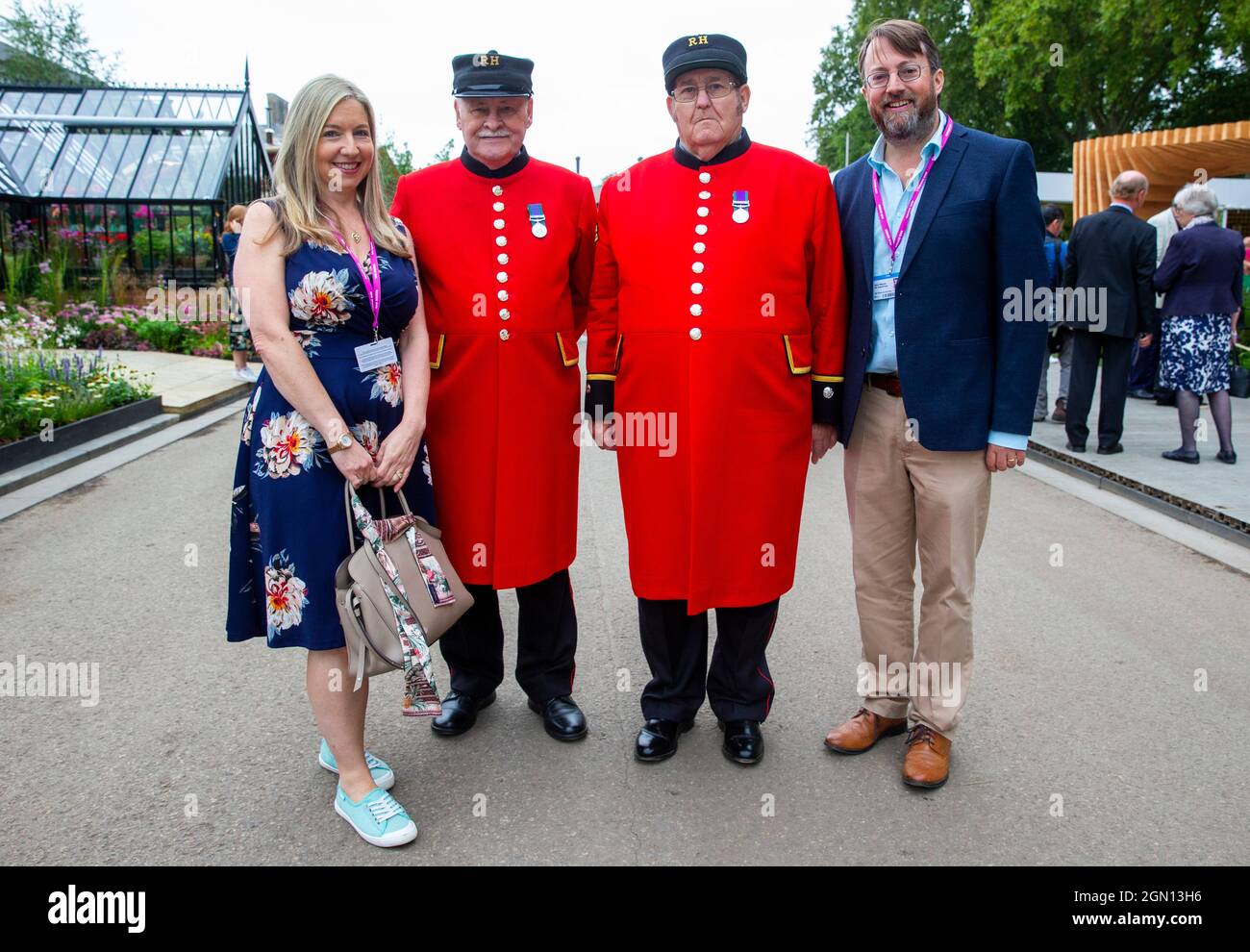 Victoria Coren Mitchell et son mari, le comédien David Mitchell, posent avec quelques retraités de Chelsea au RHS Chelsea Flower Show. Banque D'Images