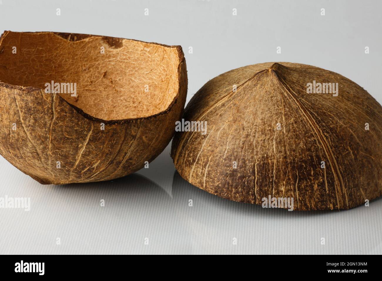 Coque de noix de coco isolée sur fond blanc. Les flocons de noix de coco sont retirés de l'intérieur de la noix de coco. Banque D'Images