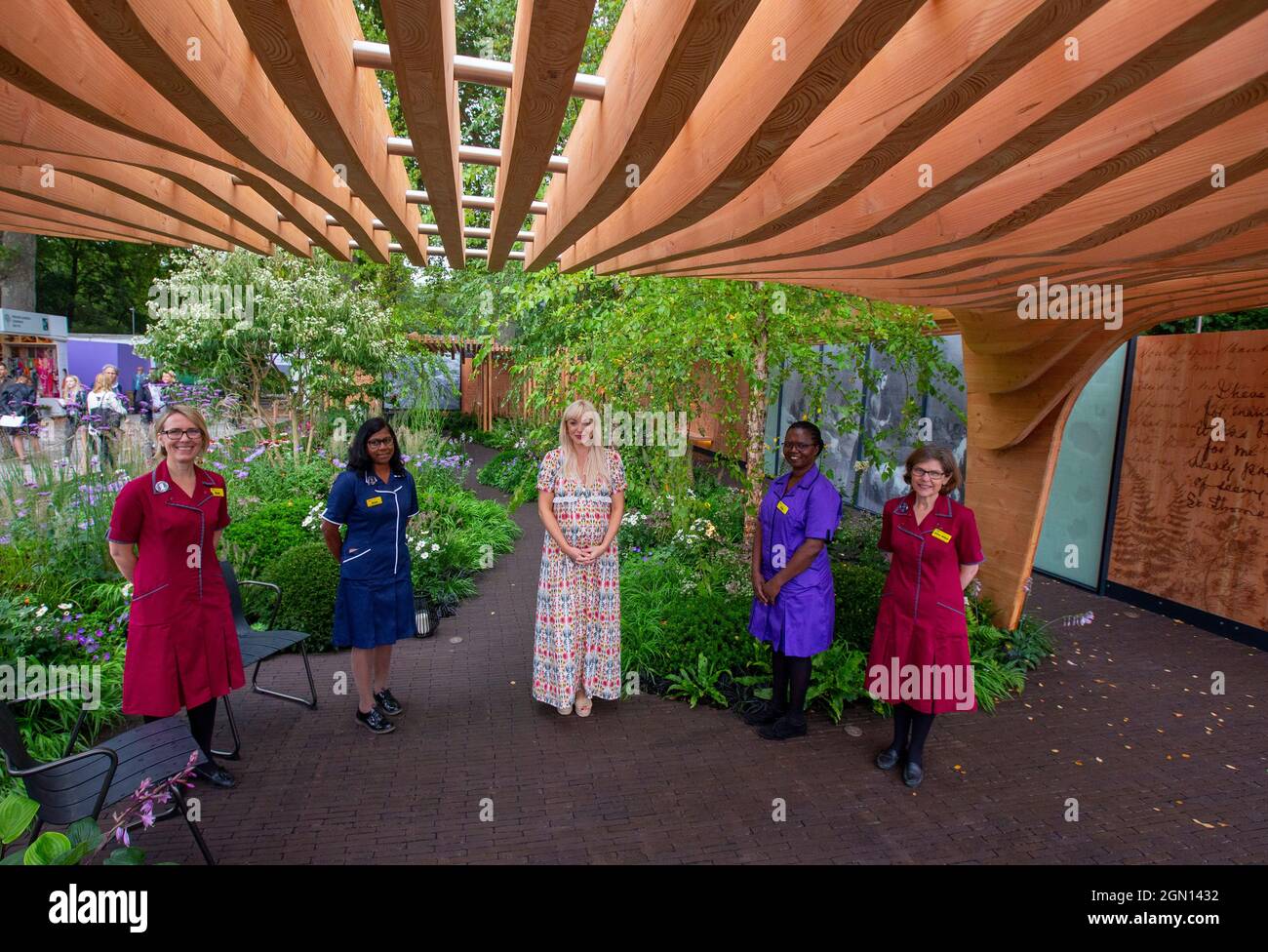 Helen George, star de « Call the Midwife » au RHS Chelsea Flower Show avec personnel infirmier pour ouvrir le Florence Nightingale Garden. Banque D'Images