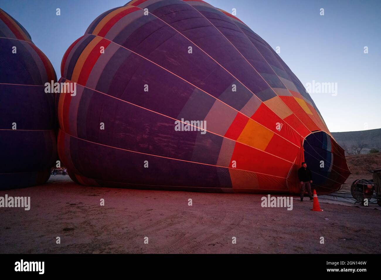 Cappadoce, Turquie - 14 septembre 2021 : ballon d'air chaud rempli d'hélium pendant la nuit par un homme, préparation d'un vol à Goreme nat Banque D'Images