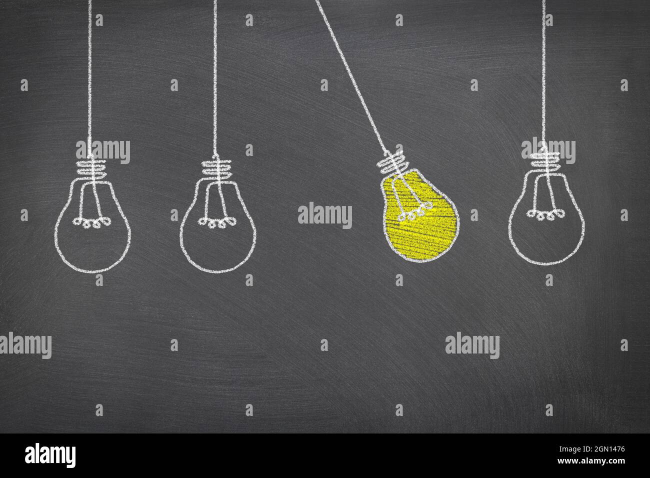 Image conceptuelle de quatre ampoules avec une ampoule allumée qui oscille entre les autres, soulignant la nécessité de combustibles fossiles pour alimenter l'électricité. Banque D'Images