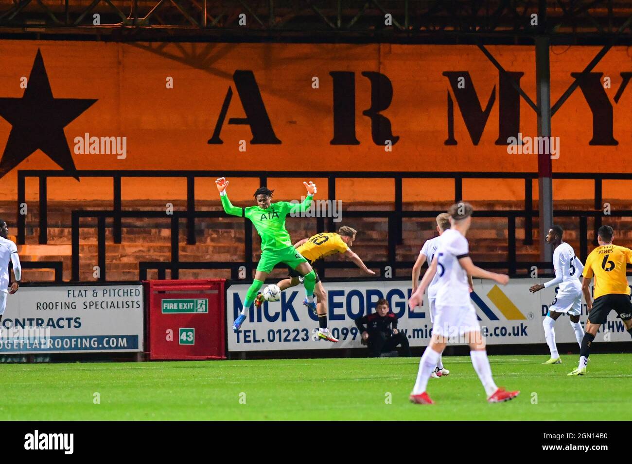 Le gardien de but Josh Oluwayemi (59 Tottenham), remis en question par sam smith (10 cambridge united) lors du Trophée Papa Johns League Cambridge United contre Tottenham U21 au stade Abbey, en Angleterre Banque D'Images