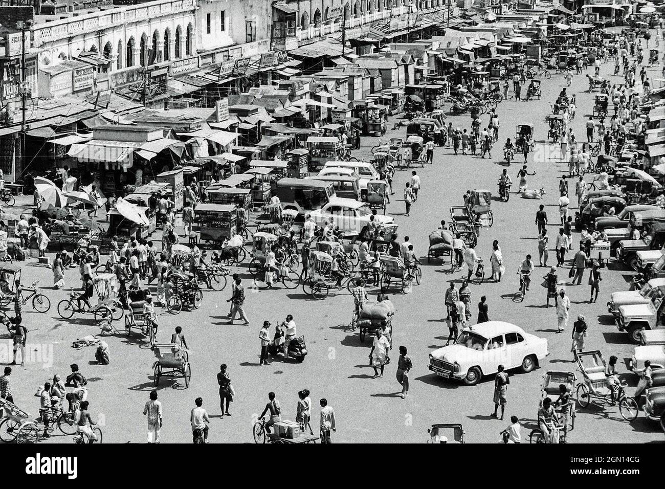 Rue surpeuplée dans le quartier commercial d'une petite ville en Inde Banque D'Images