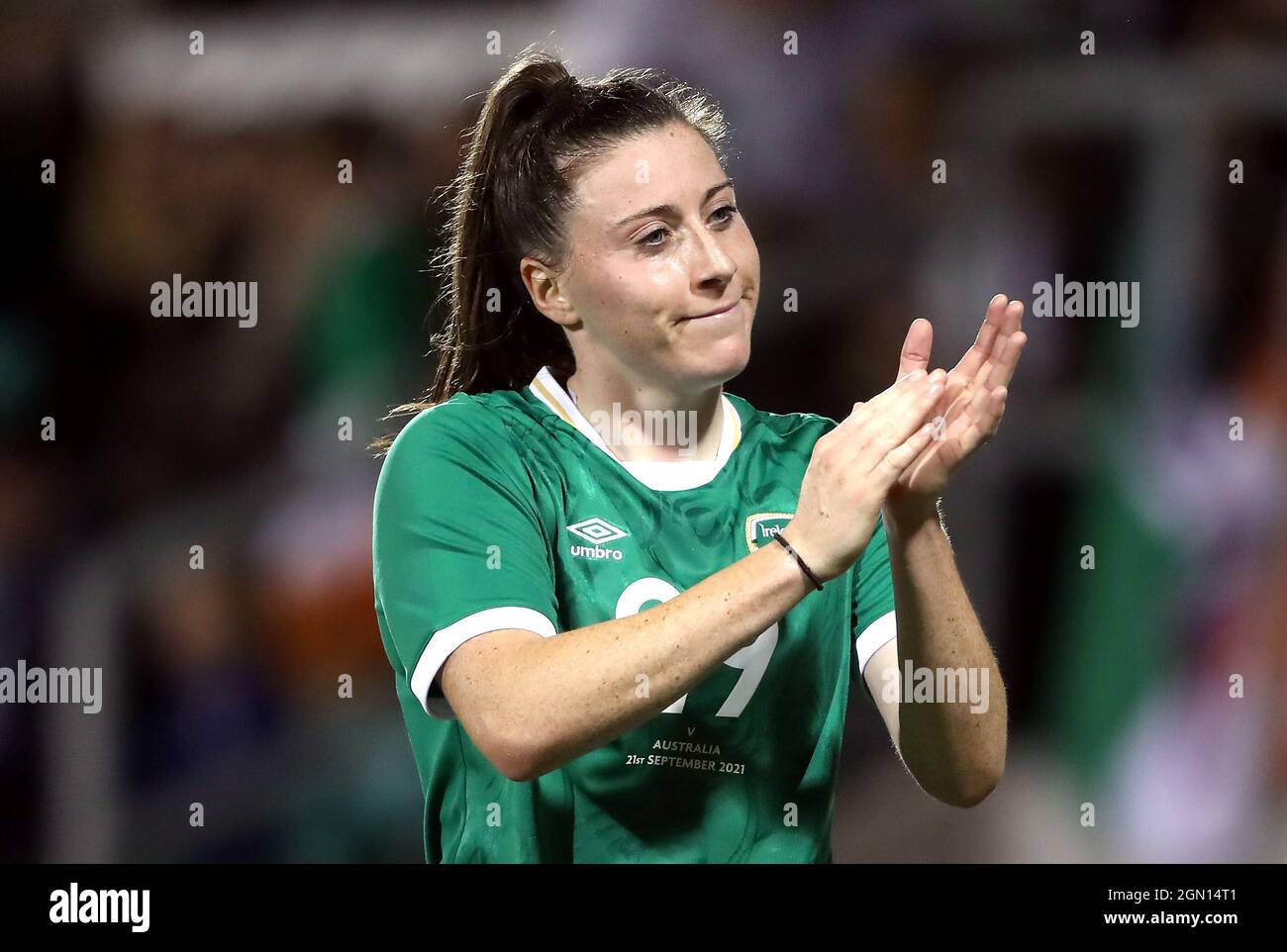 Lucy Quinn, de la République d'Irlande, applaudit les fans après avoir été remplacé lors du match international amical des femmes au stade de Tallaght à Dublin, en Irlande. Date de la photo: Mardi 21 septembre 2021. Banque D'Images