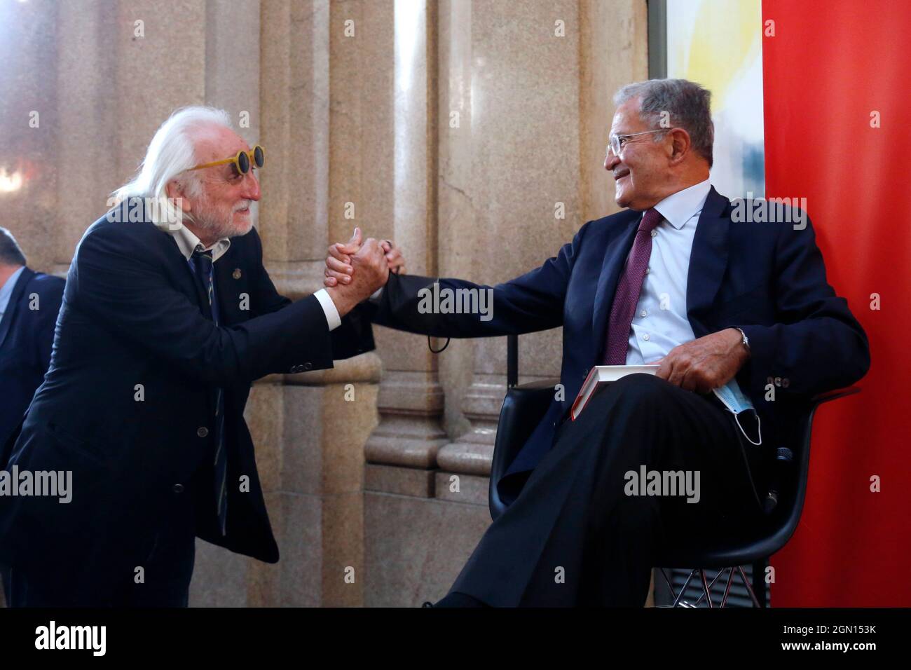 Rome, Italie. 21 septembre 2021. L'ancien premier ministre italien Romano Prodi et l'ancien ministre des transports Alessandro Bianchi lors de la présentation du livre 'strana vita, la mia' à la Galleria Colonna à Rome. Rome (Italie), 21 septembre 2021 photo Samantha Zucchi Insidefoto Credit: Insidefoto srl/Alay Live News Banque D'Images