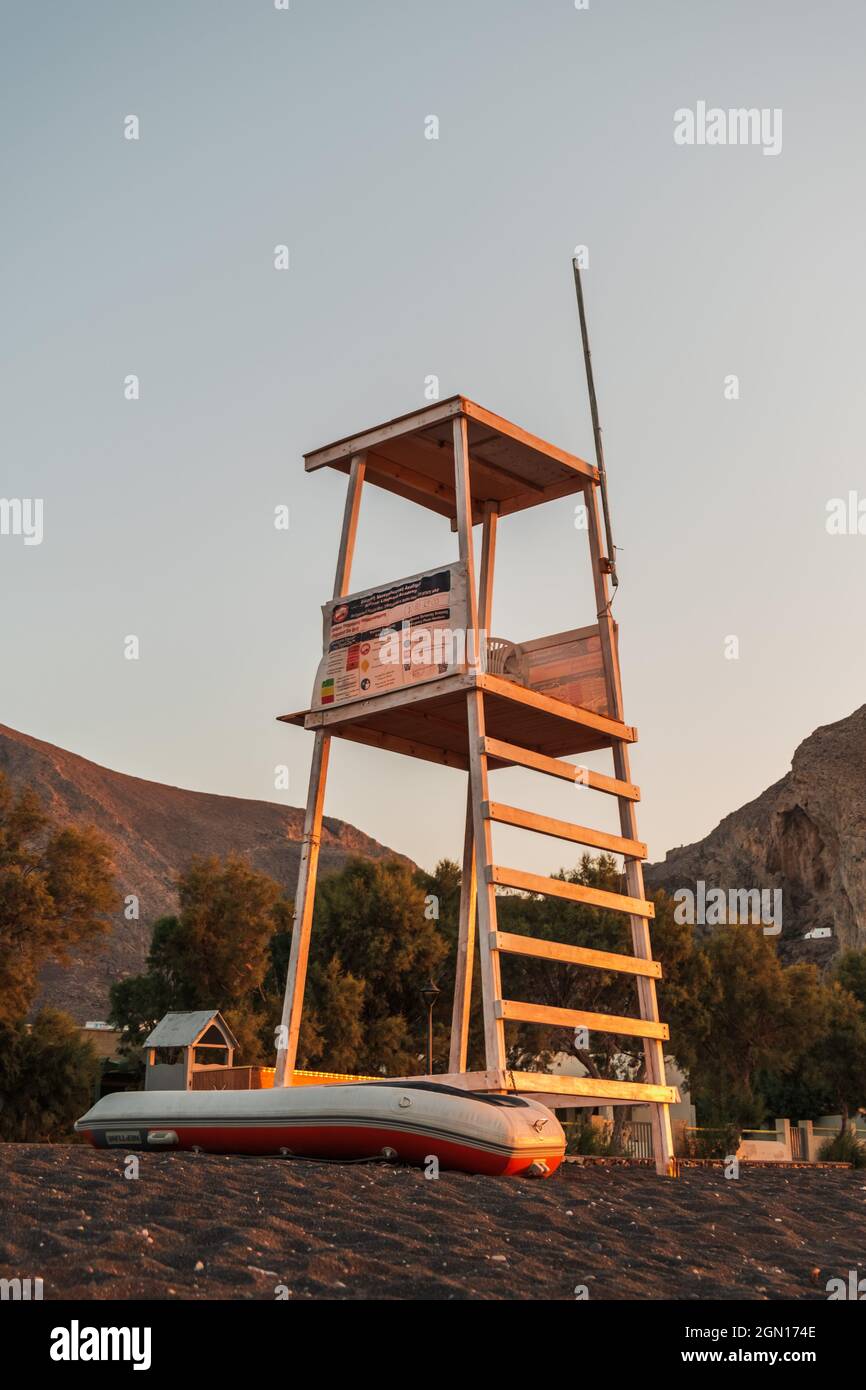 Plan vertical d'une station de secouriste en bois et d'un bateau gonflable sur une plage à Santorini, Grèce Banque D'Images