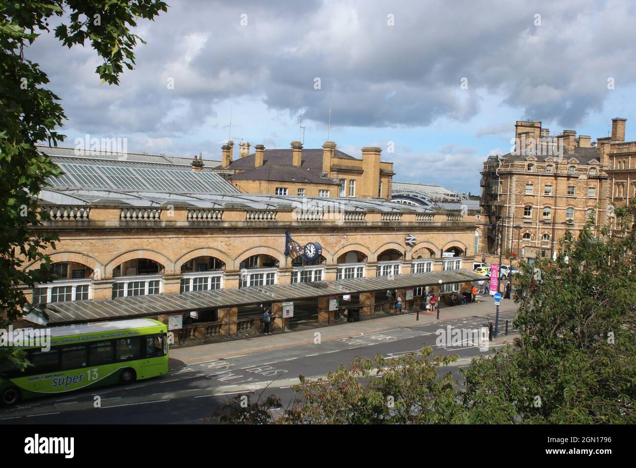 Extérieur de l'entrée principale de la gare de York avec les gens, arrêt de bus, horloge de la gare et logo de double flèche de British Rail, 11 septembre 2021. Banque D'Images