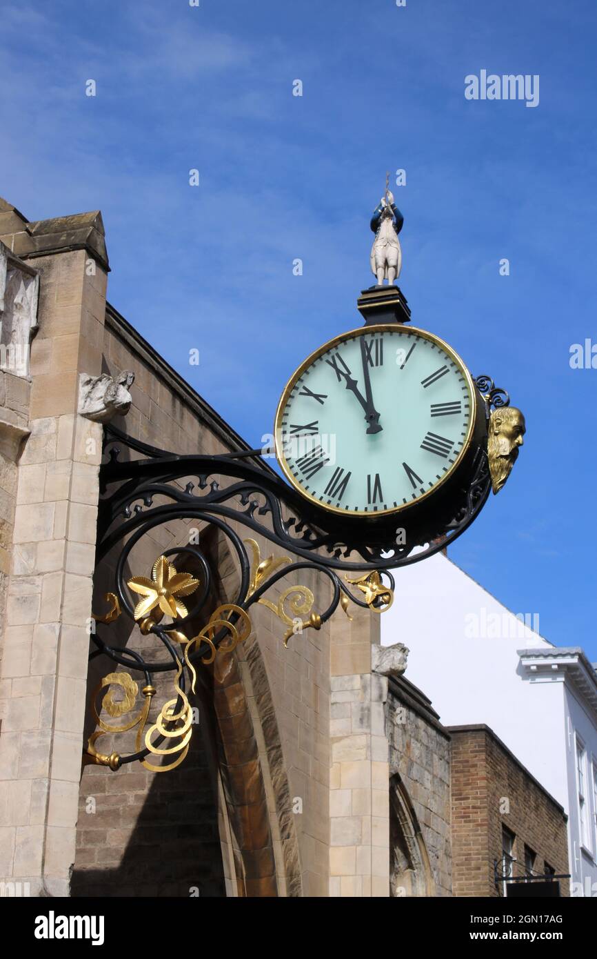 Horloge ornée et petit amiral à l'horloge de l'église St Martin le Grand sur Coney Street dans le centre-ville de York, York, North Yorkshire, Angleterre. Banque D'Images