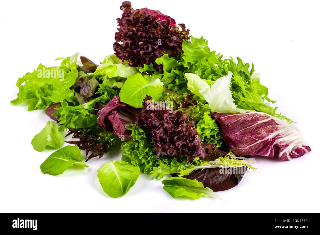 Salades méditerranéennes crues sur fond blanc Banque D'Images