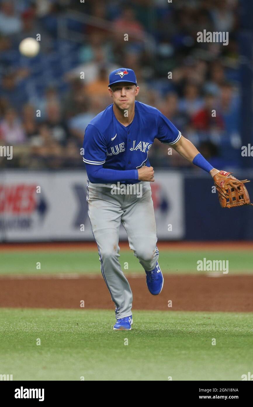 Saint-Pétersbourg, Floride. États-Unis; Toronto Blue Jays troisième baseman Jake Lamb (2) fait une balle dans le champ d'entrée et jette le premier pour la sortie pendant un grand le Banque D'Images