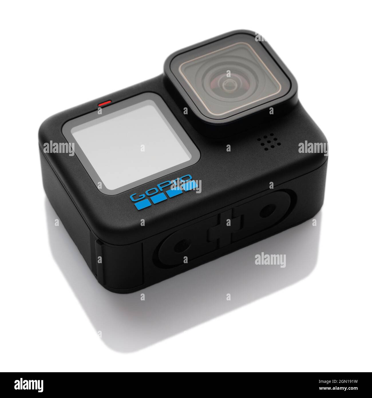 NEW YORK CITY, USA - 16 SEPTEMBRE 2021: Nouvelle caméra d'action phare GoPro HERO 10 Noir isolé sur fond blanc. Banque D'Images