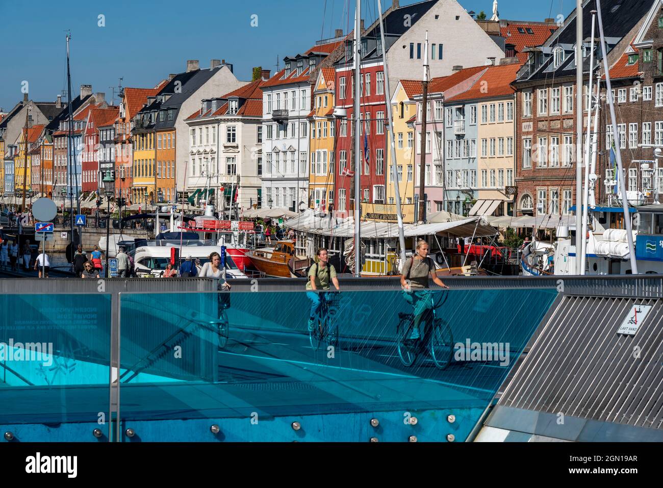 Cyclistes sur le cycle Inderhavnsbroen et la passerelle, au-dessus du port, à Nyhavn, Copenhague est considéré comme la capitale mondiale du cyclisme, 45% de t Banque D'Images