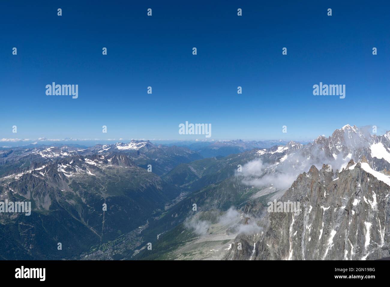 Vue aérienne depuis l'aiguille du midi sur les Alpes européennes et Chamonix au loin. Chaînes de montagnes couvertes de neige Banque D'Images