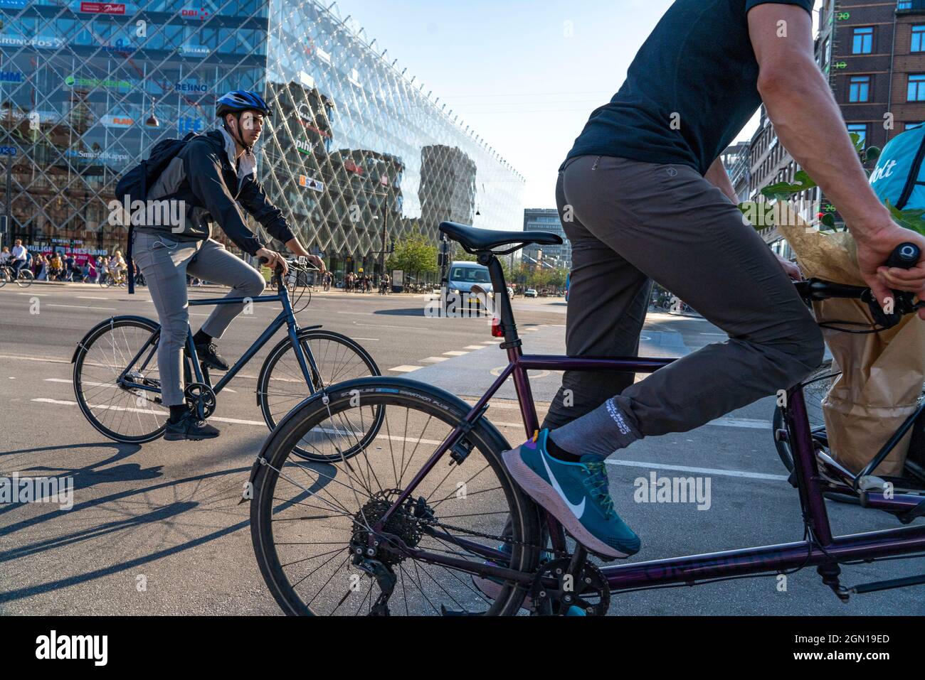 Cyclistes sur les pistes cyclables, Radhuspladsen, place de l'hôtel de ville, H.C. Andersen's Boulevard, dans le centre-ville de Copenhague, est considéré comme la capitale du cyclisme Banque D'Images