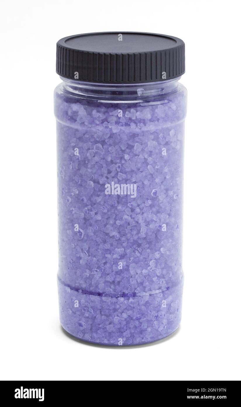 Sels de bain lavande dans un pot en verre, découpez-le sur du blanc. Banque D'Images