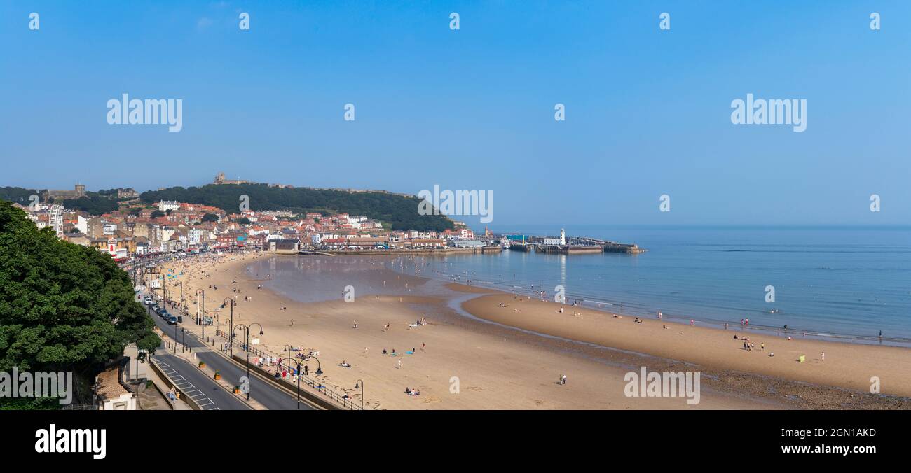 Vue panoramique sur le port et le front de mer de Scarborough à marée basse, Scarborough, Yorkshire, Royaume-Uni, septembre Banque D'Images