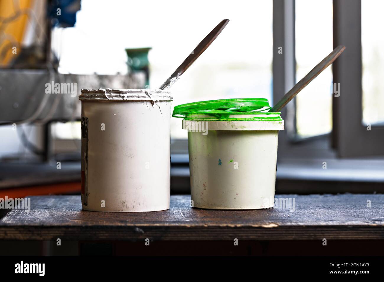 boîtes de plastisol (peinture) sur une étagère en bois sur l'appareil de sérigraphie production sérigraphie impression sérigraphie impression d'images par sérigraphie Banque D'Images