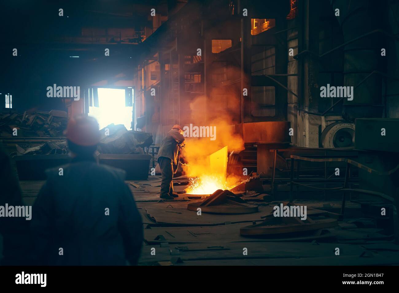 Employé dans le haut fourneau. Usine métallurgique. Production d'acier industriel. Intérieur de l'atelier métallurgique. Banque D'Images