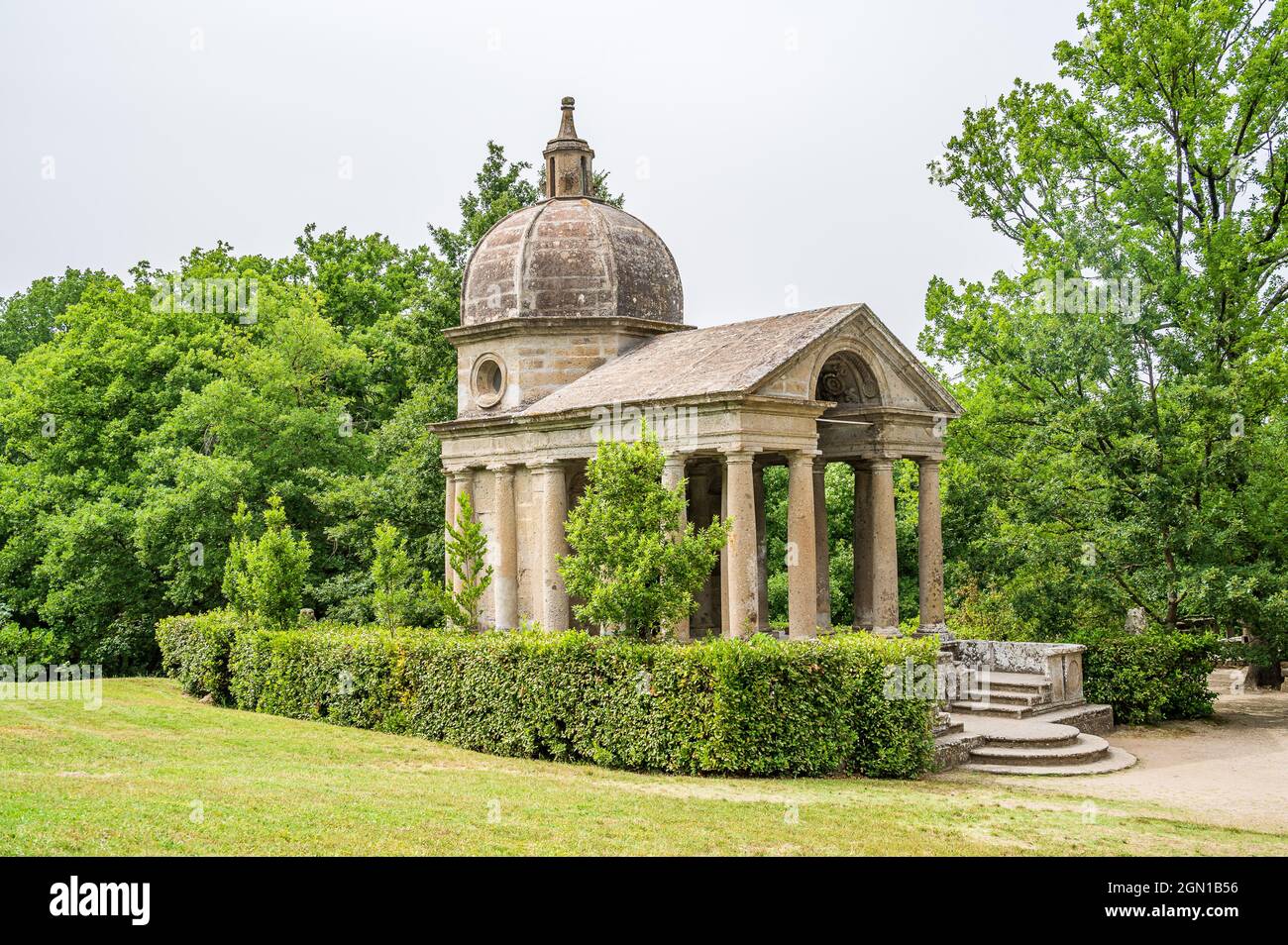 Chapelle dans le Parc des Monstres de Bomarzo, également appelé bosquet sacré. Un jardin maniériste en Latium, Italie Banque D'Images