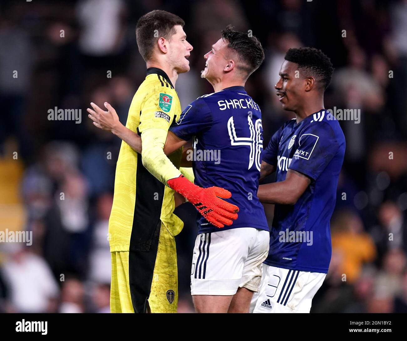 Illan Meslier, gardien de but de Leeds United (à gauche), est félicité par ses coéquipiers après avoir remporté la fusillade après le coup de sifflet final lors du troisième tour de la Carabao Cup à Craven Cottage, Londres. Date de la photo: Mardi 21 septembre 2021. Banque D'Images