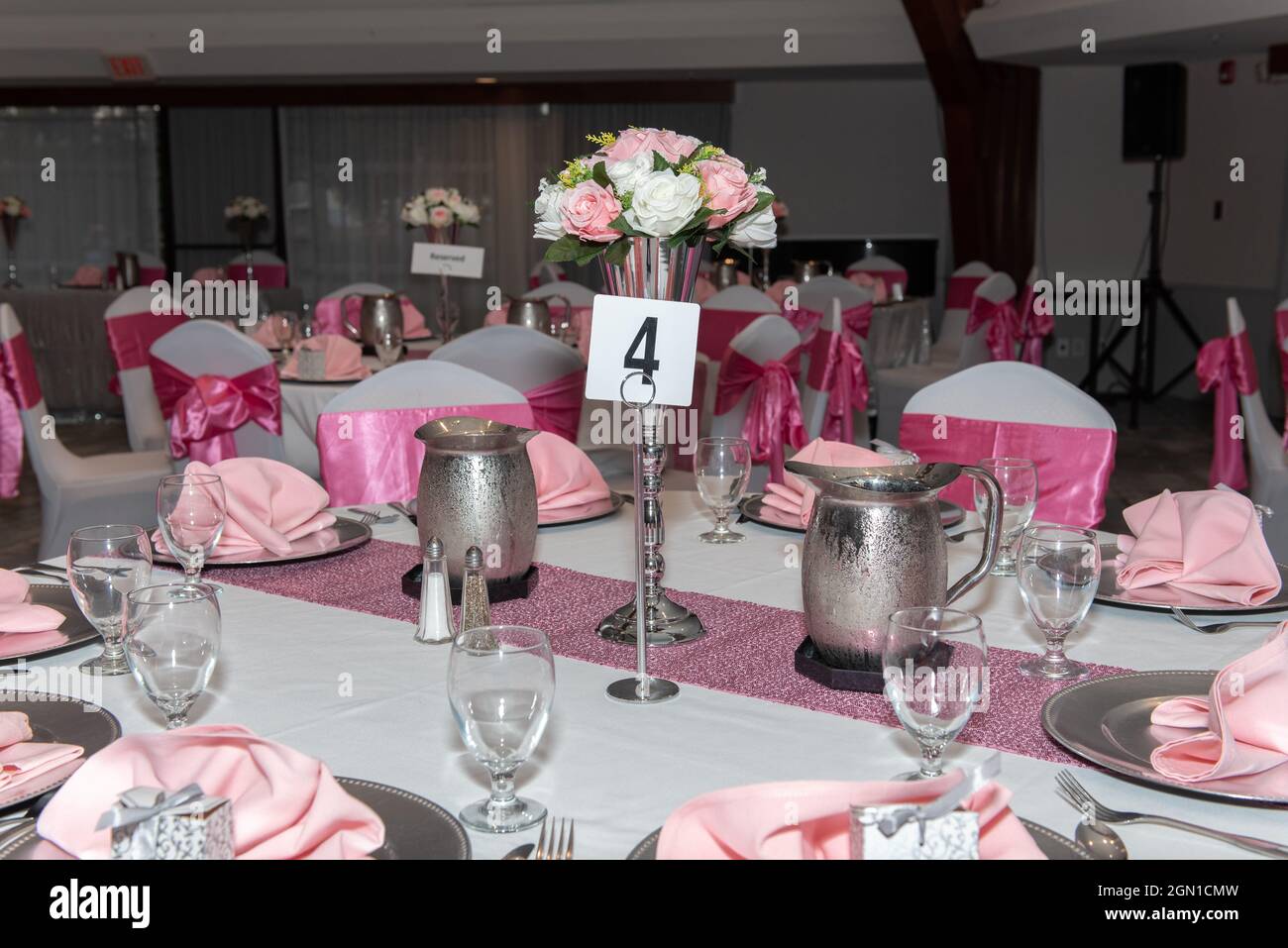 Table numéro 4 mise en place et prêt pour les invités de la partie à arriver et manger dans le style. Banque D'Images