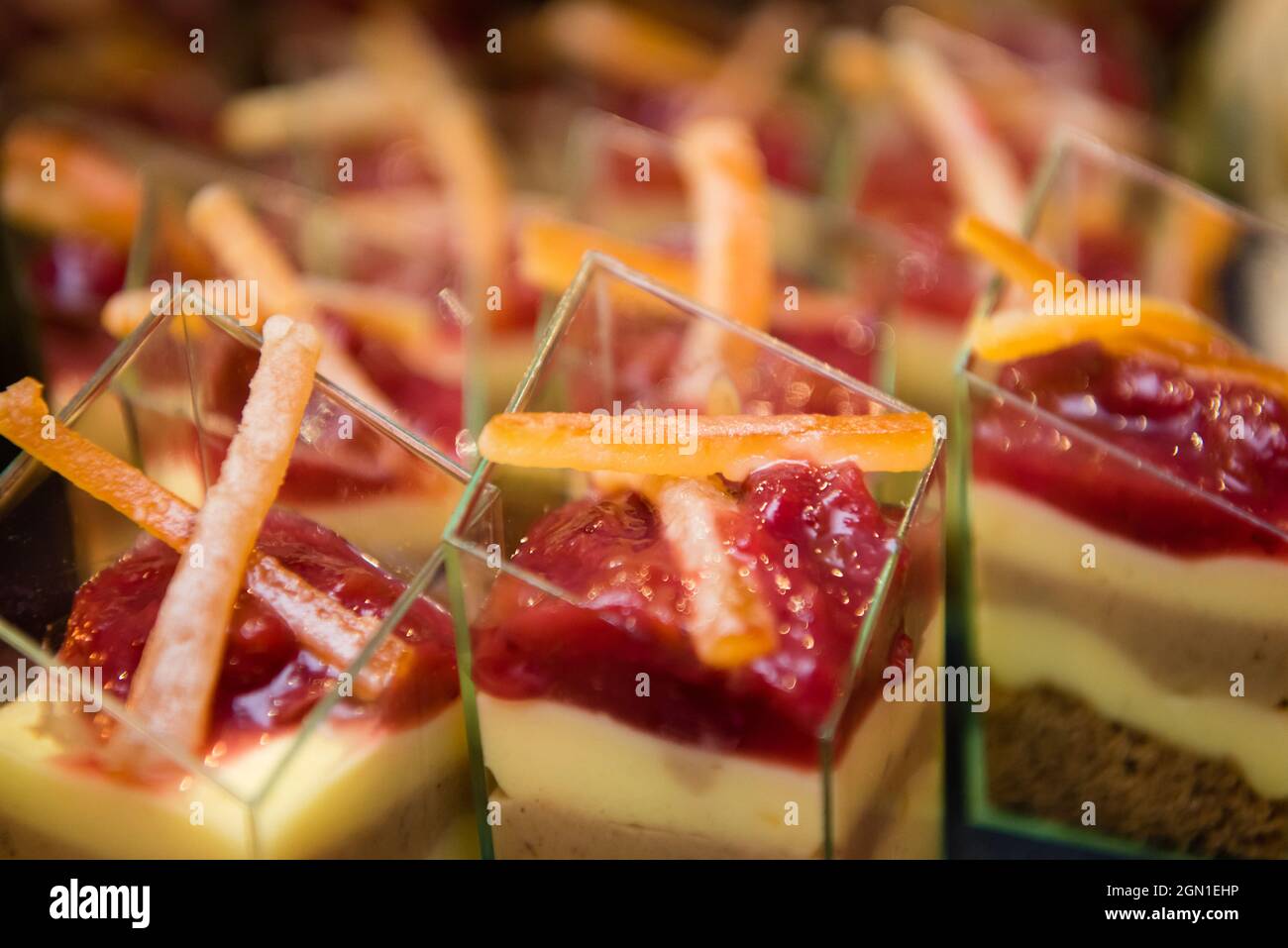Tiramisu speculoos dessert avec garniture de fraise. Gros plan Banque D'Images