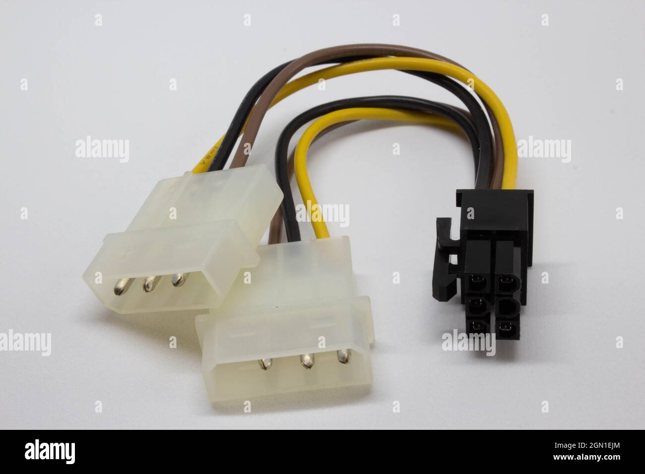 2 câbles d'alimentation mâle Molex vers PCIe 6 broches (PCI Express) – câble  d'alimentation de l'adaptateur de carte graphique vers les anciennes  alimentations. Le câble d'ordinateur le plus utile Photo Stock -